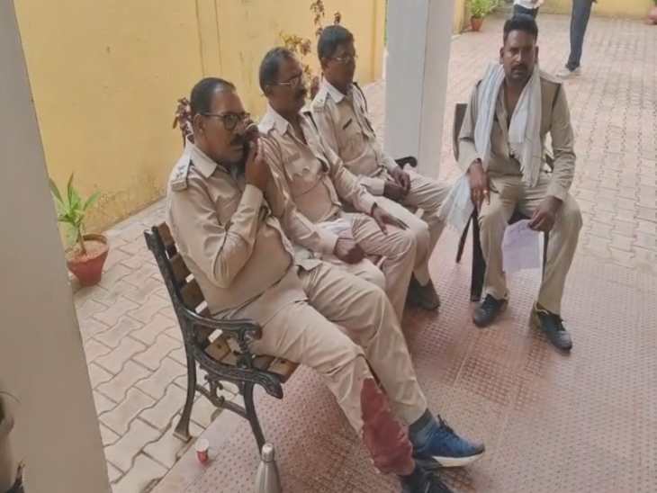 हमले में डिप्टी रेंजर, एक वनपाल और दो फॉरेस्ट गार्ड घायल हो गए।