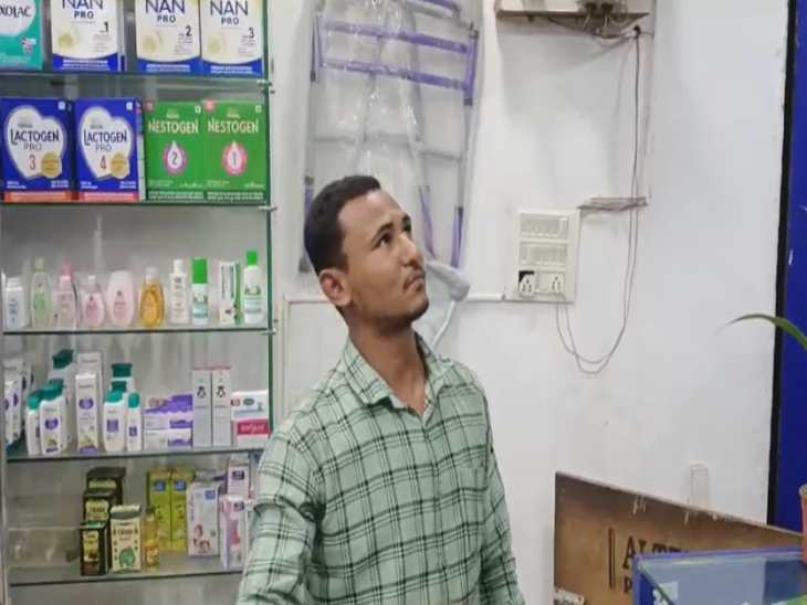 युवक ने इसी मेडिकल स्टाफ की पिटाई की है।