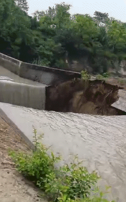 पीलीभीत में पुल का एक हिस्सा नहर में समा गया।