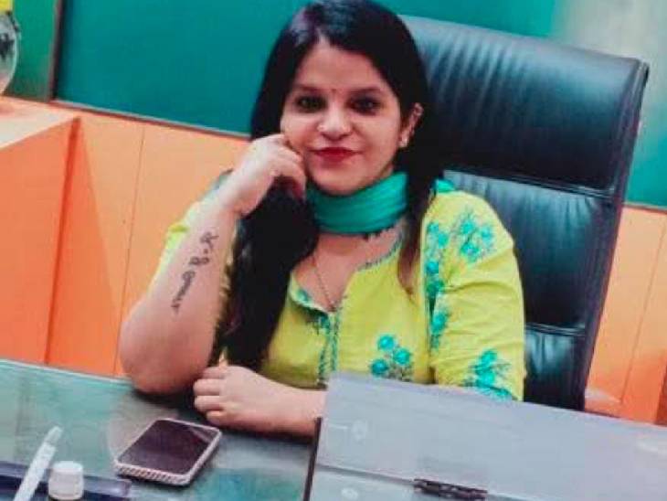 यह तस्वीर रीना सिंधू की है। जब वह अपने फिजियोथेरेपी सेंटर में बैठी थी।