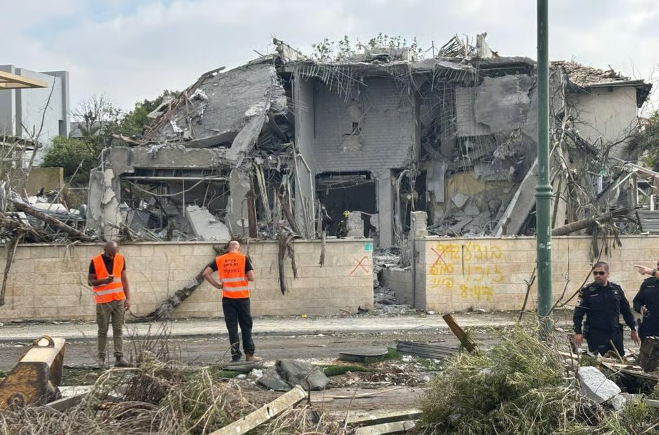 ईरान ने इजराइल पर कई मिसाइलें दागी। हमले में तेल अवीव में कई घर पूरी तरह नष्ट हो गए हैं।