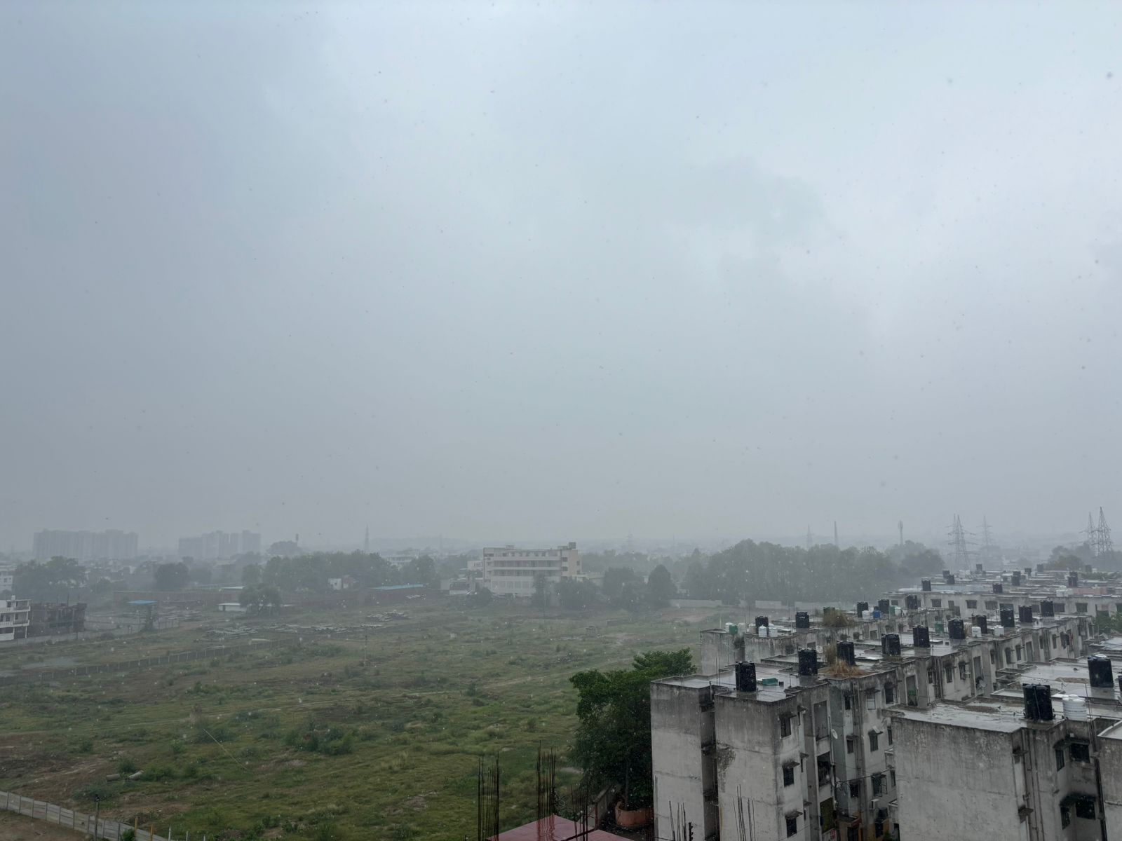सुबह से बादल छाए हैं। जानकीपुरम इलाके में बारिश शुरू हो गई है।