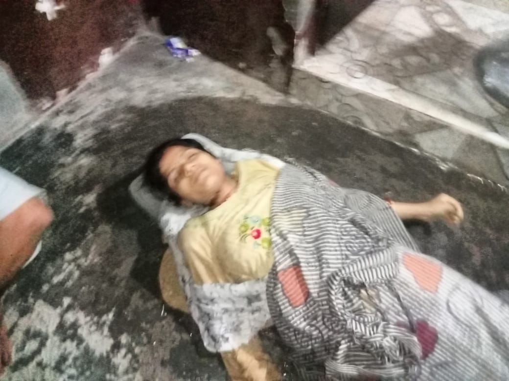 महिला का शव घर के अंदर संदिग्ध परिस्थिति में पड़ा हुआ था।