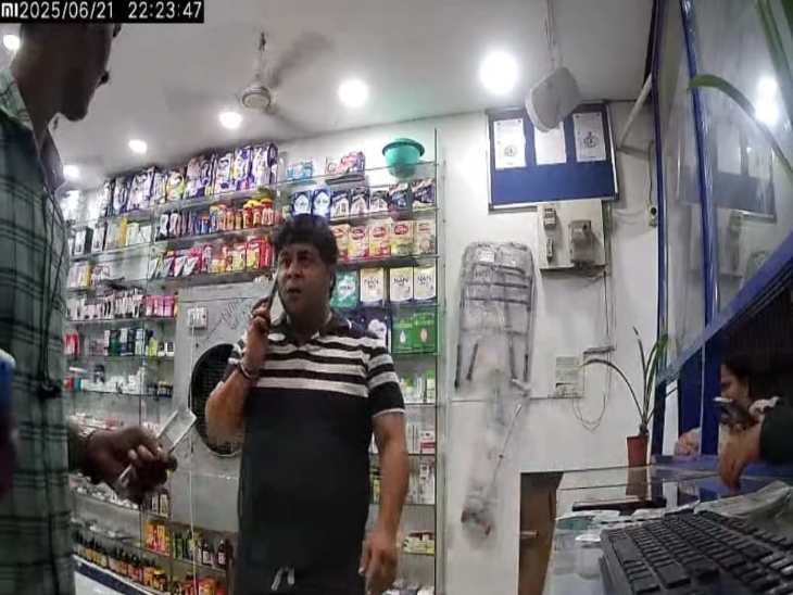 धन्वंतरि जेनेरिक मेडिकल स्टोर के स्टाफ की एक युवक ने पिटाई कर दी।