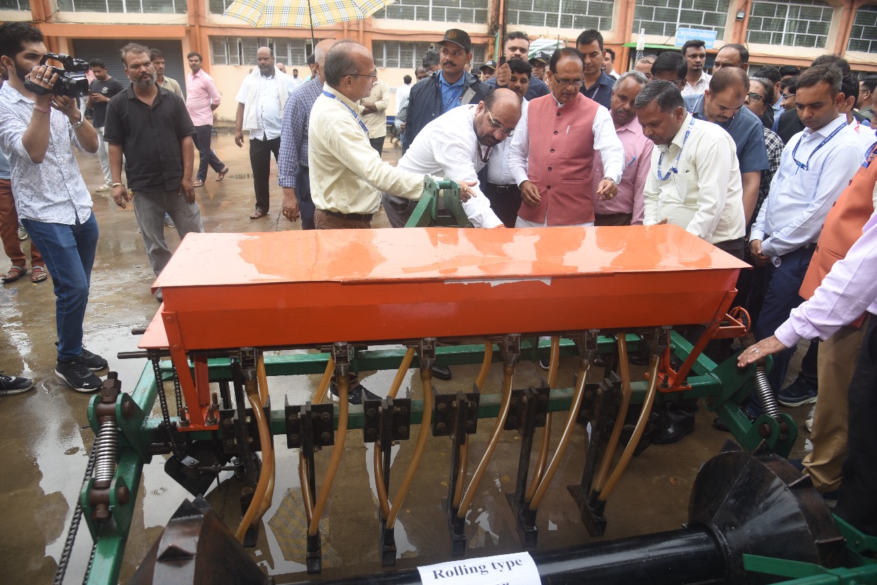 शिवराज सिंह चौहान ने संस्थान में उन्नत खेती में उपयोग होने वाले आधुनिक यंत्रों को देखा।