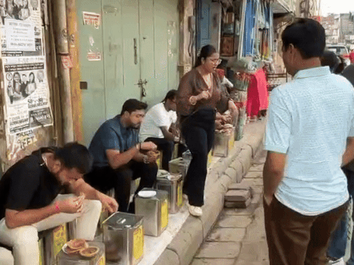 'चाची कचौड़ी' की नई दुकान के बाहर लोगों की लगी भीड़।