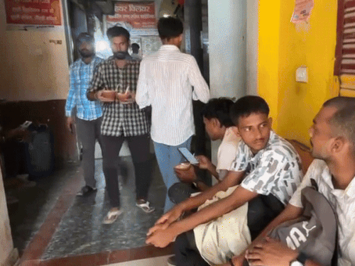 पहलवान लस्सी की नई दुकान पर ग्राहकों की लगी भीड़।