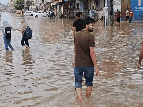 नवलगढ़ रोड पर जलभराव के बीच चलने को मजबूर स्टूडेंट्स।