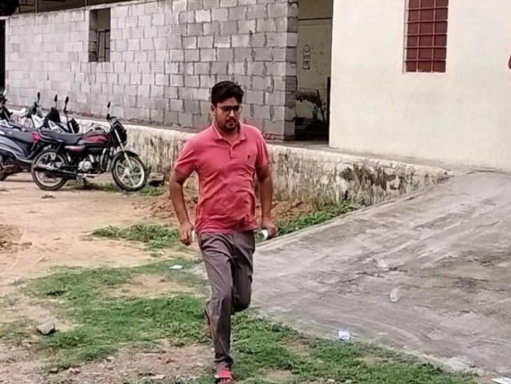 एसके परीक्षा सेंटर पर एंट्री के लिए भागकर आता हुआ एक कैंडिडेट्स।