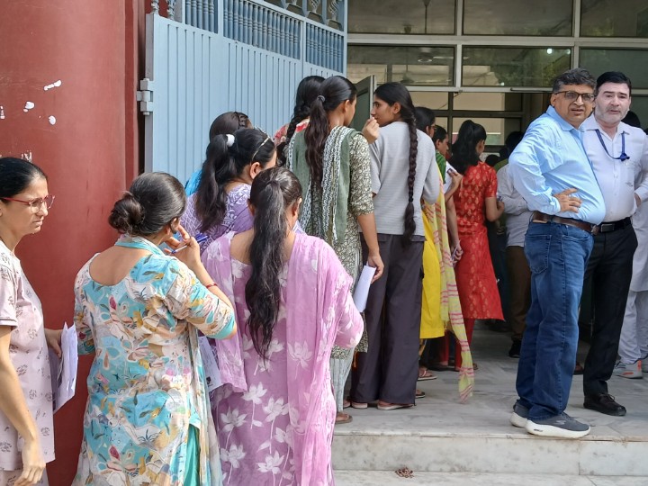 प्रत्येक अभ्यर्थी को परीक्षा शुरू होने से एक घंटा पहले केंद्र में प्रवेश दिया गया।
