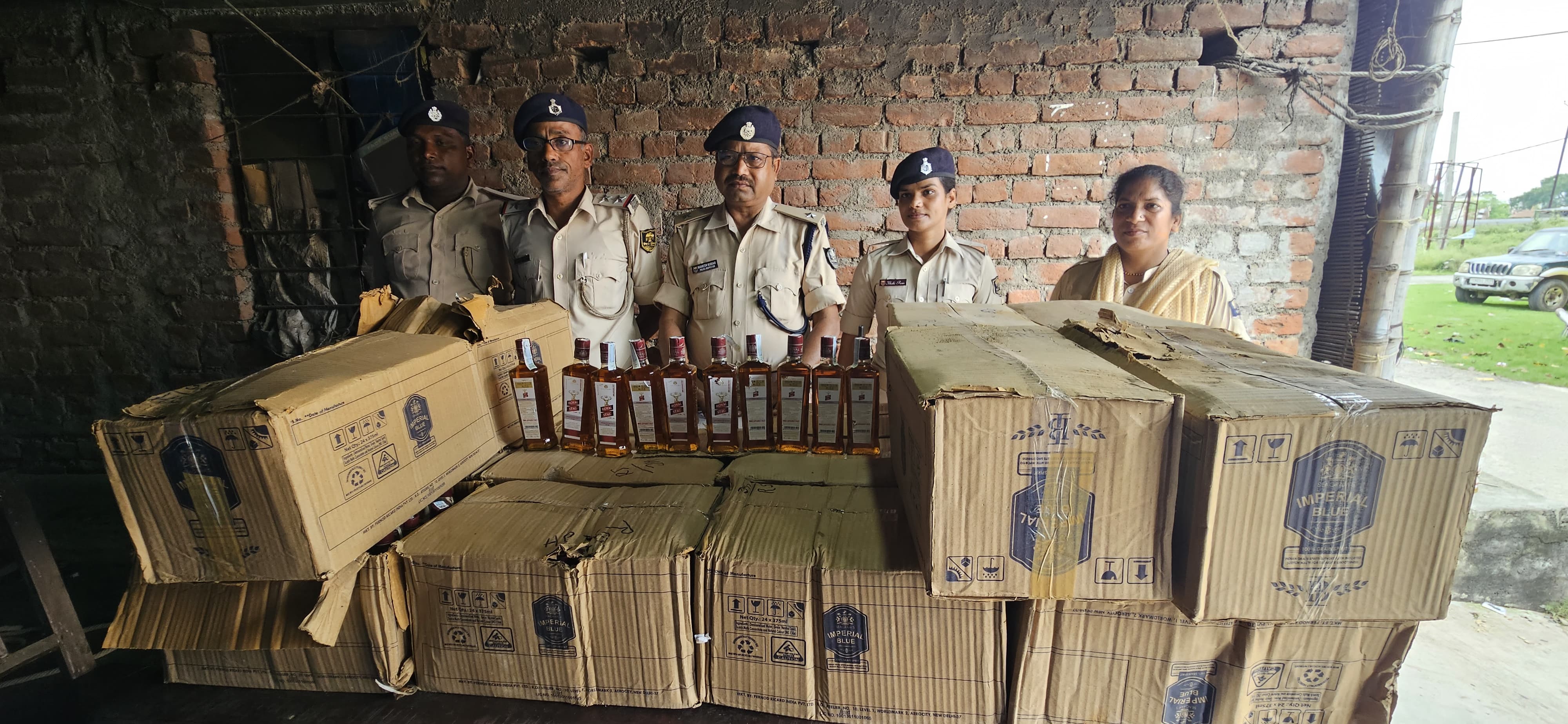बरामद शराब के साथ भवानीपुर पुलिस।