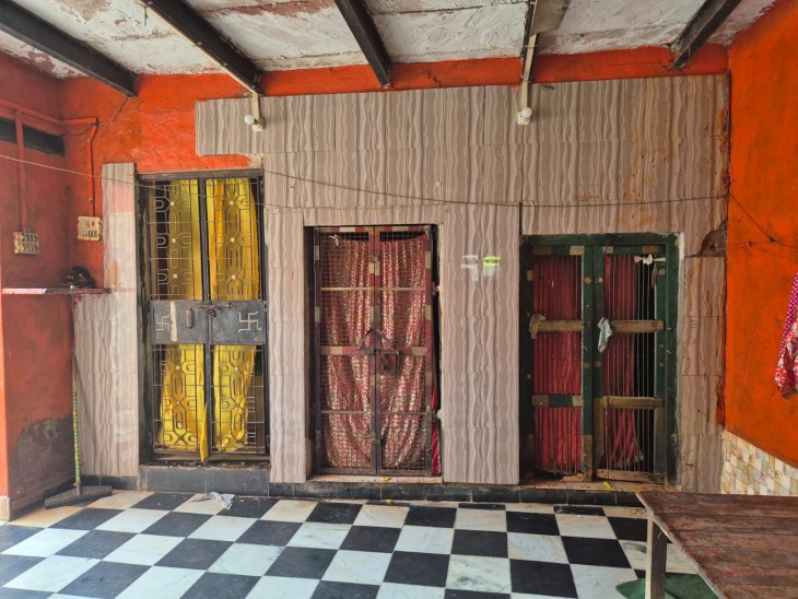 इसी मंदिर पर रहकर श्याम बिहारी पूजा पाठ करता था