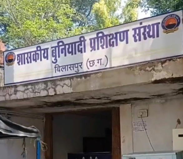 बीटीआई में परीक्षा दिलाने आई थी छात्रा।