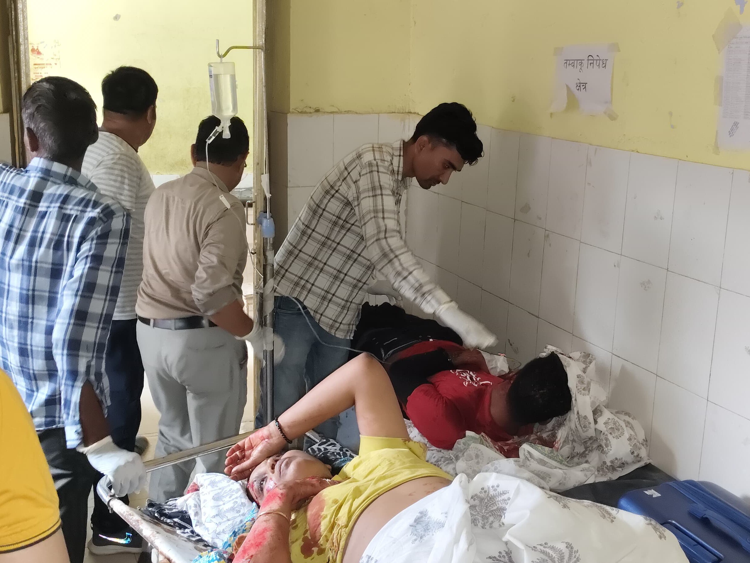 घायलों को अलवर रेफर किया गया।