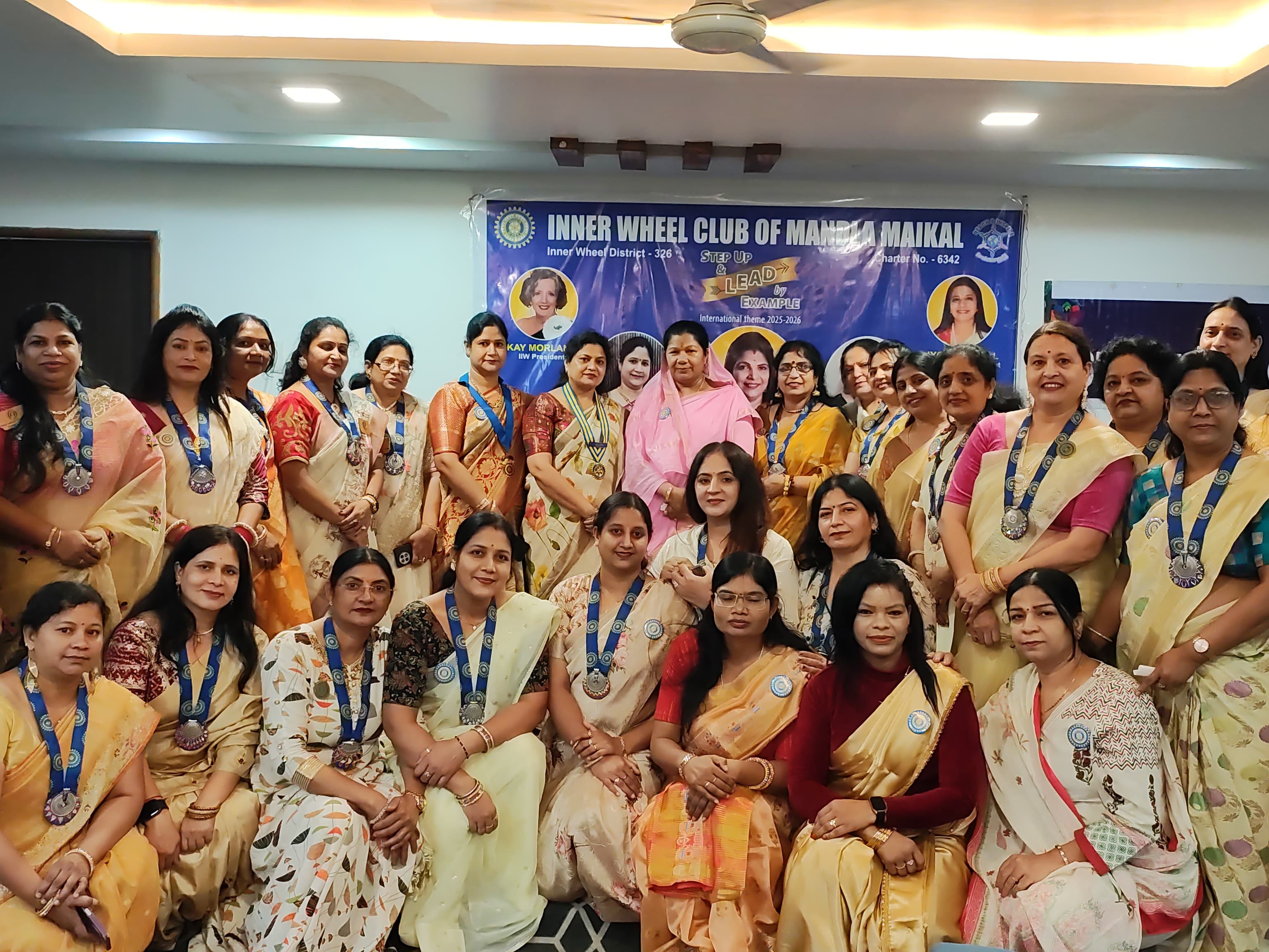 इनर व्हील क्लब मंडला मेकल का इंस्टॉलेशन समारोह में पहुंचीं महिला सदस्य।