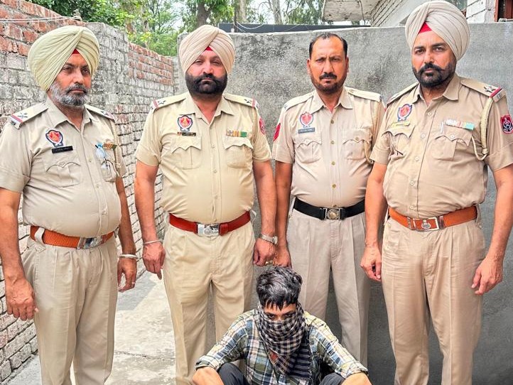 पुलिस की गिरफ्त में आरोपी। - Dainik Bhaskar