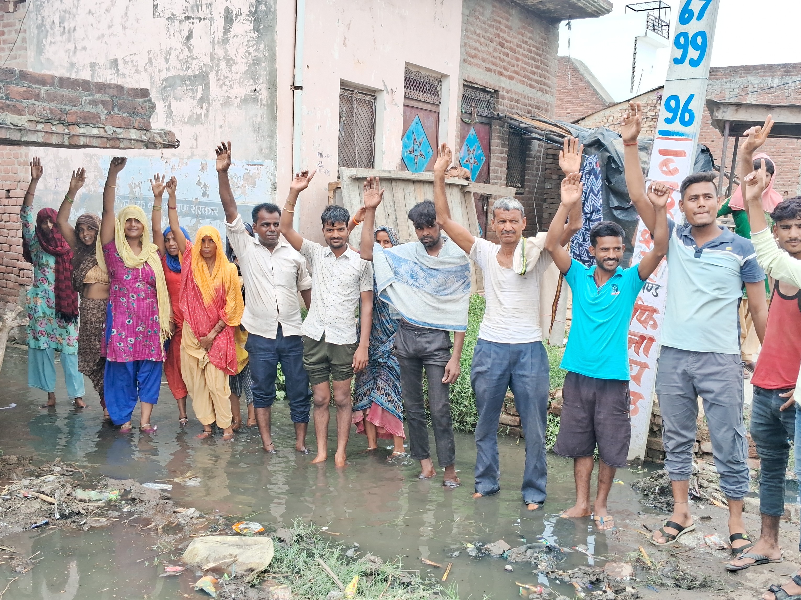 Troubled by waterlogging in Bilsi, villagers protest | बिल्सी में ...