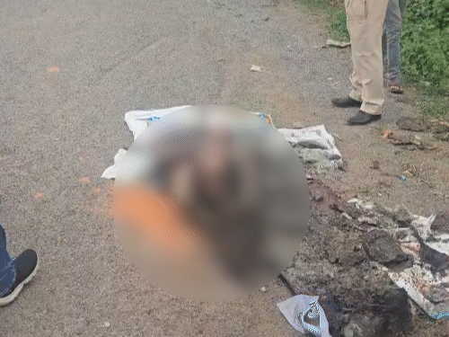 बदबू आने पर लोगों ने पुलिस को सूचना दी जिसके बाद सूटकेस से शव को निकाला गया।