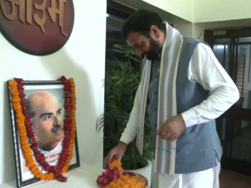 चंडीगढ़ स्थित संत कबीर कुटीर में डॉ श्यामा प्रसाद मुखर्जी को श्रद्धांजलि देते हरियाणा सीएम नायब सिंह सैनी। - Dainik Bhaskar