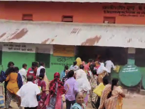 इस अफरा-तफरी में महिलाएं, बुजुर्ग और बच्चे जमीन पर गिर पड़े।