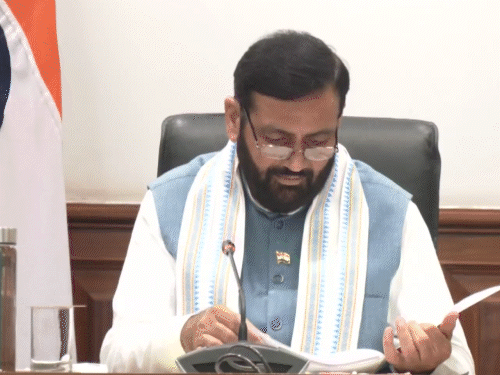 हरियाणा सीएम नायब सैनी ट्रांसपोर्ट डिपार्टमेंट के अधिकारियों के साथ मीटिंग करते हुए। - Dainik Bhaskar