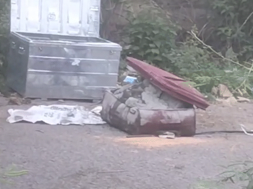 रायपुर की इंद्रप्रस्थ कॉलोनी में सुनसान इलाके पर सूटकेस में मिला शव। - Dainik Bhaskar