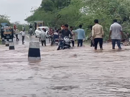 जालोर में खारी नदी में पानी का बहाव तेज हो गया है। पानी का स्तर करीब 2 से 3 फीट तक है। लोग जान जोखिम में डालकर नदी पार कर रहे हैं।