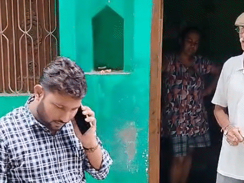 उपभोक्ता हरकरण ने कहा- मुझे स्मार्ट मीटर नहीं लगवाना है। पहले आप लोग अपना आइडी दिखाइए।