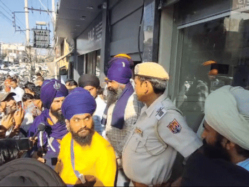 निहंगों द्वारा कुल्हड़ पिज्जा कपल का विरोध किया गया था।