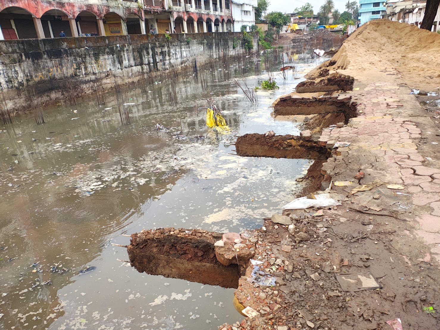 मंडला दो दिनों से बारिश हो रही है, इससे दीवार गिरने की आशंका जताई गई है।