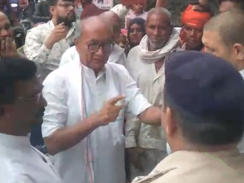पूर्व सीएम दिग्विजय सिंह और कांग्रेस प्रदेश अध्यक्ष जीतू पटवारी हमीदिया हॉस्पिटल पहुंचे।