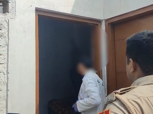 घटना की जानकारी मिलने पर एफएसएल की टीम मौके पर पहुंची और शव को नीचे उतारा।