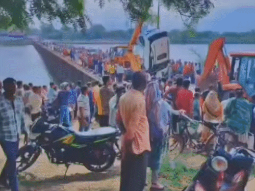 कार को क्रेन से बाहर निकाला गया। कार सवारों को भी बाहर निकाल लिया गया है।