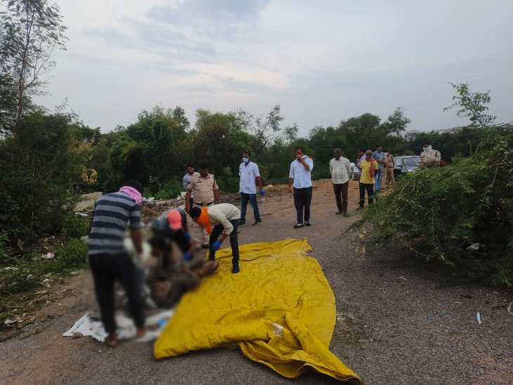 सूटकेस के अंदर युवक का शव मिला है। पुलिस ने पोस्टमॉर्टम के लिए भेज दिया।