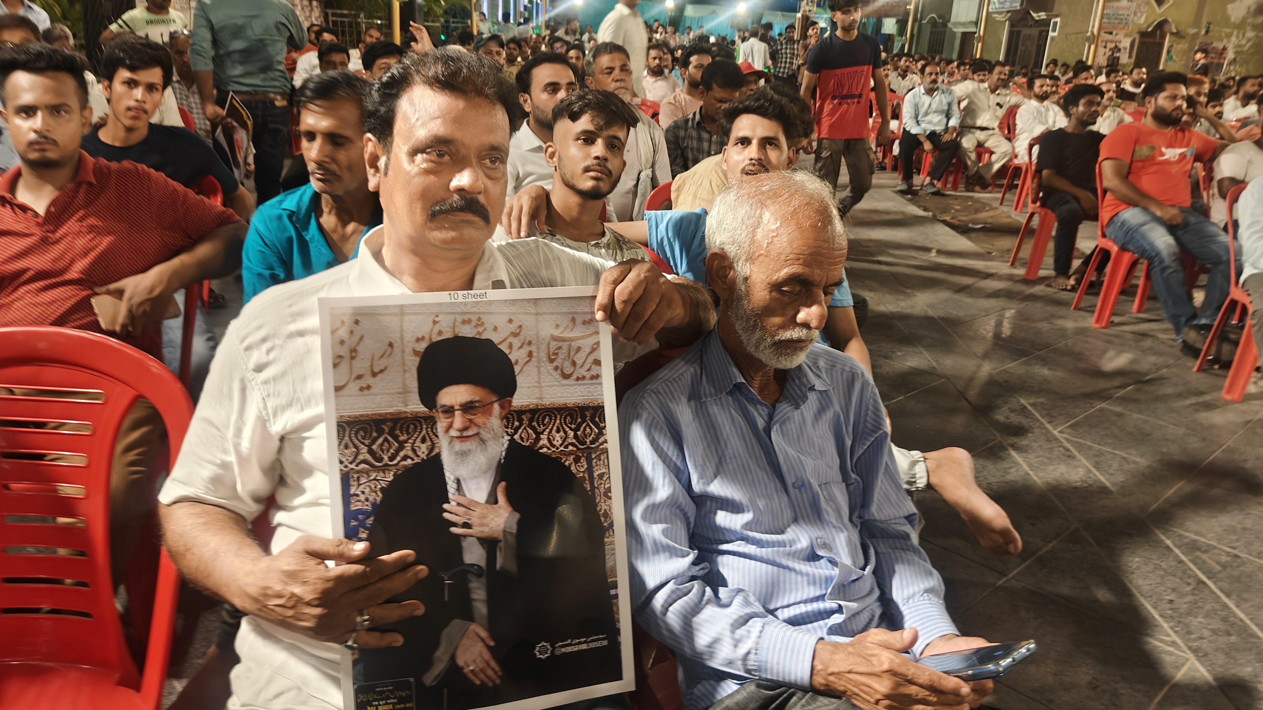 ईरान के सुप्रीम लीडर की तस्वीर के साथ पहुंचे लोग