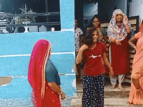 मदारपुरा में महिलाओं ने टीचर को सड़क पर गिराकर बेरहमी से पीटा, बचाने आए भाई पर भी हमला