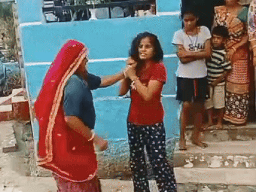 महिला टीचर को बाल पकड़कर सड़क पर घसीटा