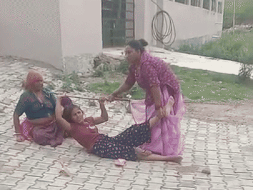 रास्ते के विवाद में महिलाओं ने डंडों से की पिटाई, पीड़िता की मौसी समेत कई महिलाएं शामिल।