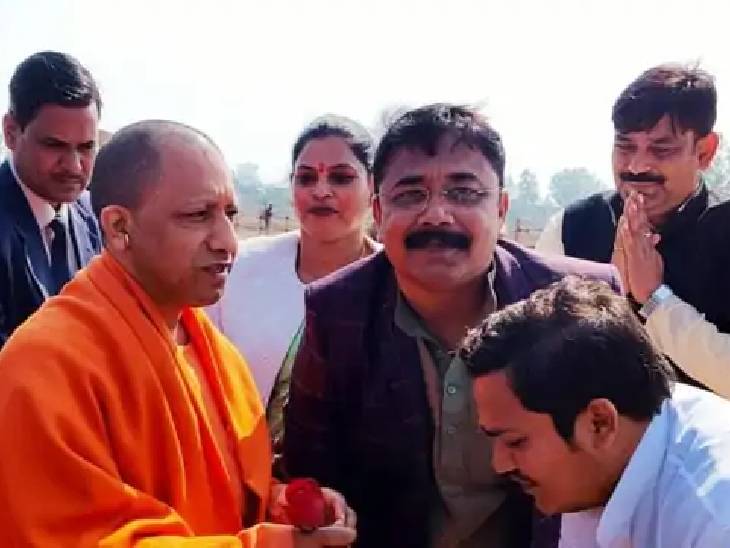 सुजीत सिंह बाहुबली विधायक सुशील सिंह और पूर्व एमएलसी ब्रजेश सिंह के करीबी है