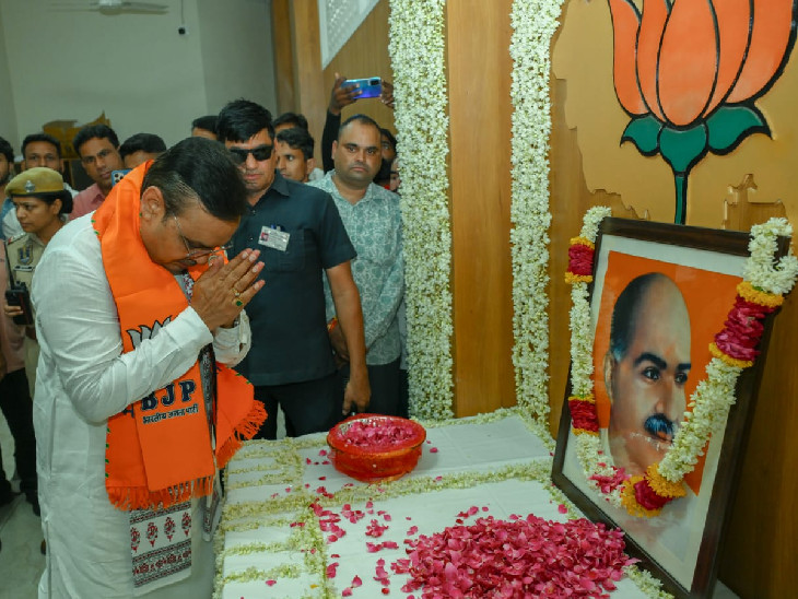 सीएम आज प्रदेश भाजपा कार्यालय में श्यामा प्रसाद मुखर्जी की पुण्यतिथि पर आयोजित कार्यक्रम में पहुंचे।