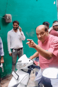 बिजली कर्मियों ने फंसा देने की बात कही तो उपभोक्ता भड़क गए और पुलिस से शिकायत करने की बात कही।