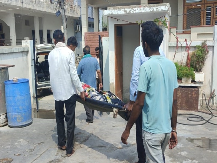 मृतक के शव को कमरे से बाहर निकाला गया।