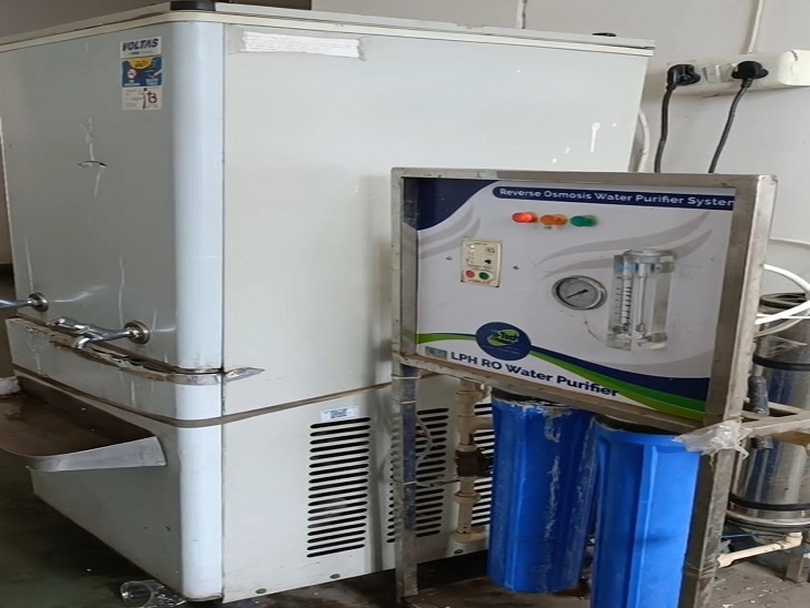 आरएनटी मेडिकल कॉलेज के पीजी हॉस्टल में लगा वाटर कूलर। जिससे करंट लगने से डॉ रवि की मौत हो गई थी।