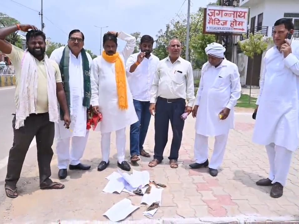 नगर निगम के पार्षद और कांग्रेसी नेताओं ने जलाये यूडी टैक्स के नोटिस। - Dainik Bhaskar