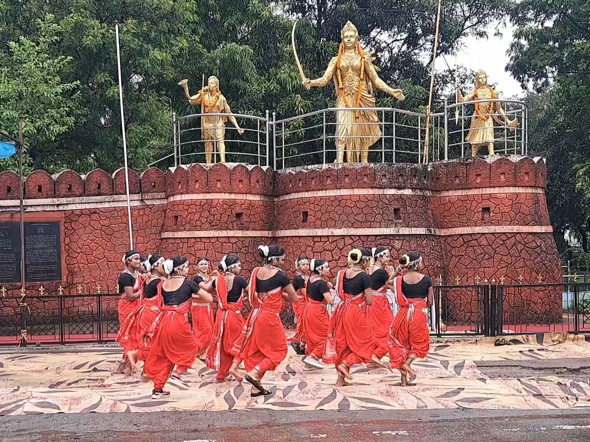 कार्यक्रम युवतियों ने दी प्रस्तुति।