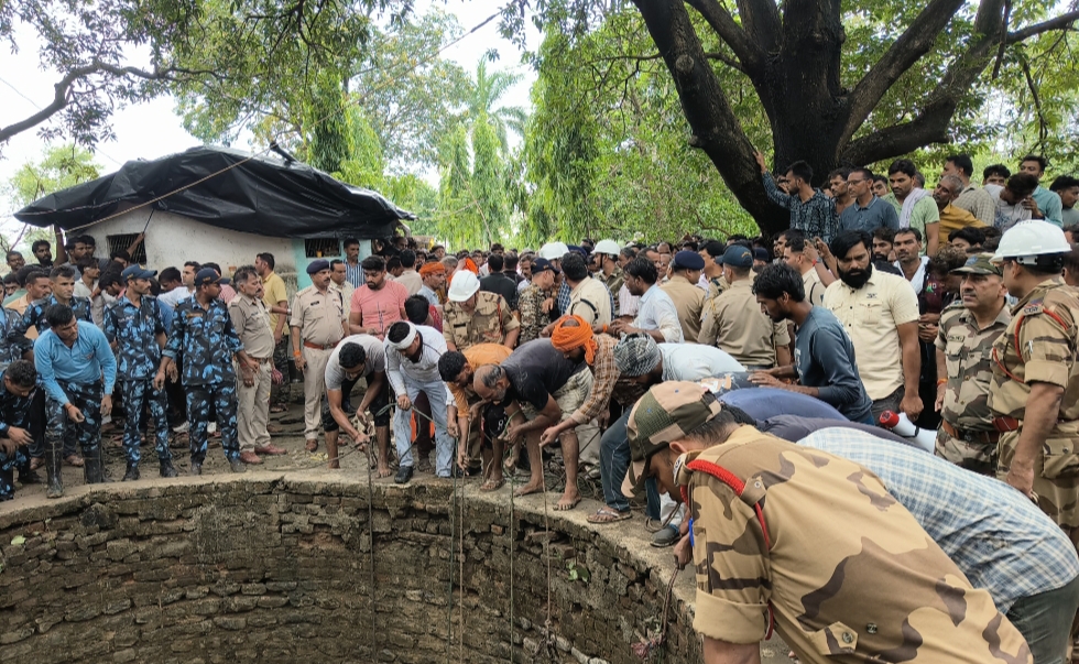 कुएं में डूबे लोगों को निकालते ग्रामीण और SDERF की टीम।