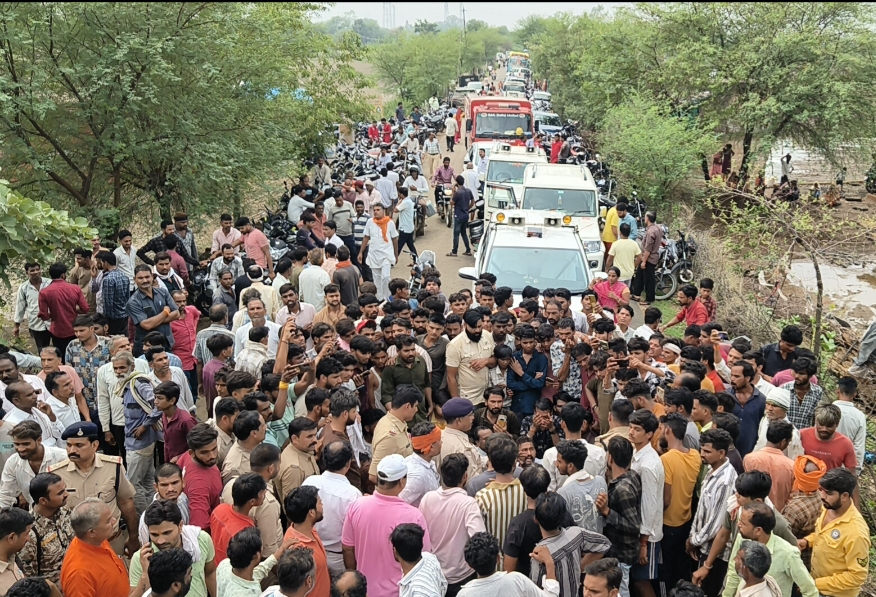 ग्रामीणों ने कलेक्टर की गाड़ी को घेर लिया।