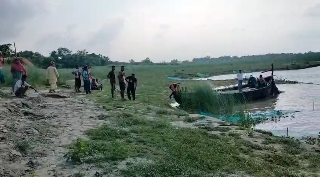 मौके पर जुटी लोगों की भीड़।