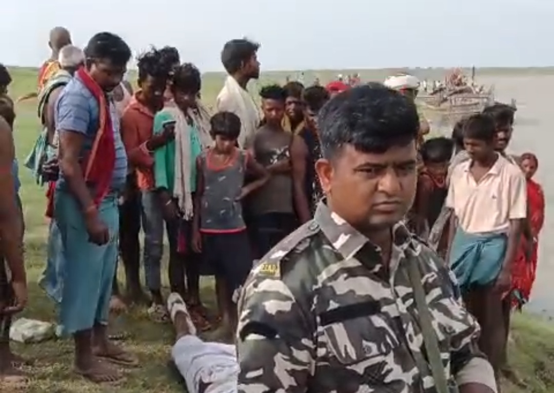 मौके पर जुटी लोगों की भीड़।