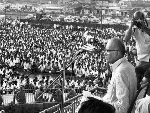 दिल्ली के रामलीला मैदान में 25 जून को हुई रैली में लोगों को संबोधित करते हुए जयप्रकाश नारायण।